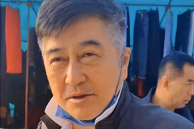 67歲知名港星近況曝光！定居河北穿人字拖喂豬，面部鬆弛肚腩突出