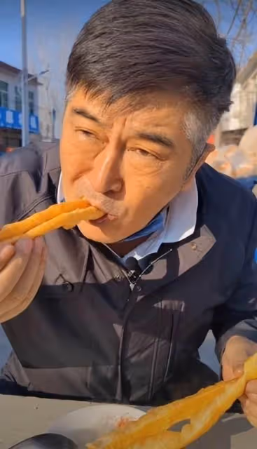 67歲知名港星近況曝光！定居河北穿人字拖喂豬，面部鬆弛肚腩突出