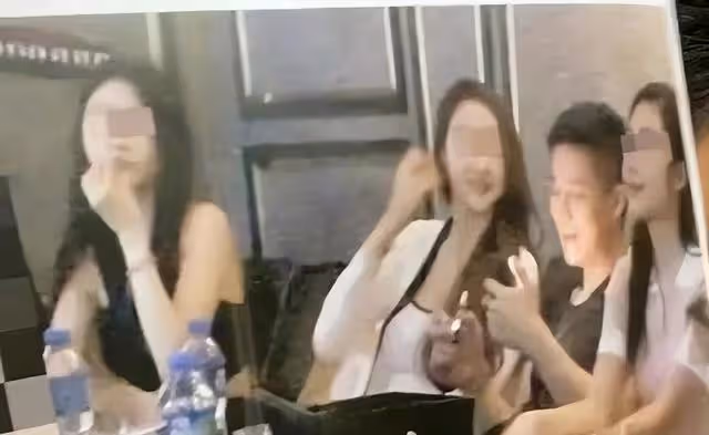 小s老公再度被拍,與多名美女舉止親密,小s的回應太卑微!