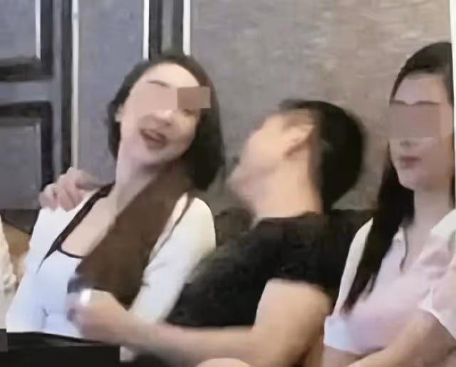 小s老公再度被拍,與多名美女舉止親密,小s的回應太卑微!