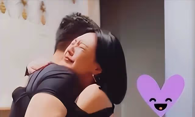 小s老公再度被拍，與多名美女舉止親密，小s的回應太卑微！