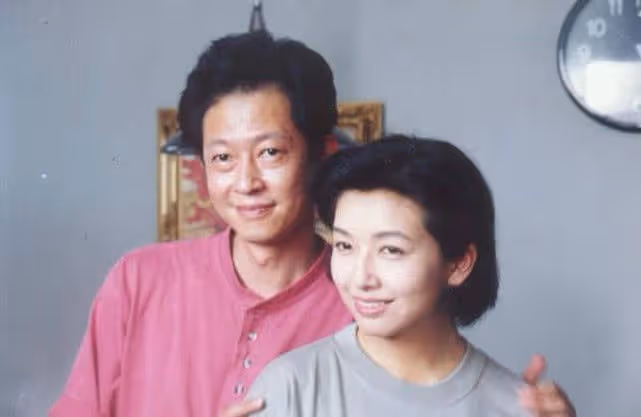 他才是人生贏家，長相不是很好，小8歲老婆漂亮又能幹，身家過億