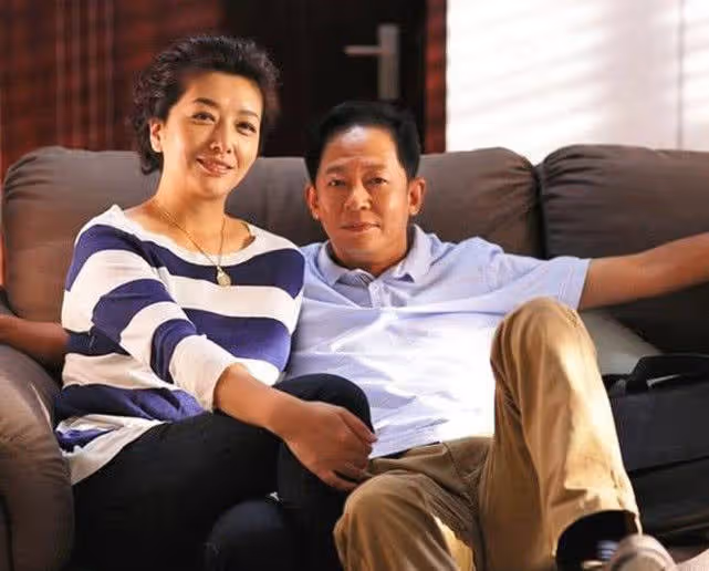 他才是人生贏家，長相不是很好，小8歲老婆漂亮又能幹，身家過億