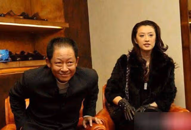 他才是人生贏家，長相不是很好，小8歲老婆漂亮又能幹，身家過億