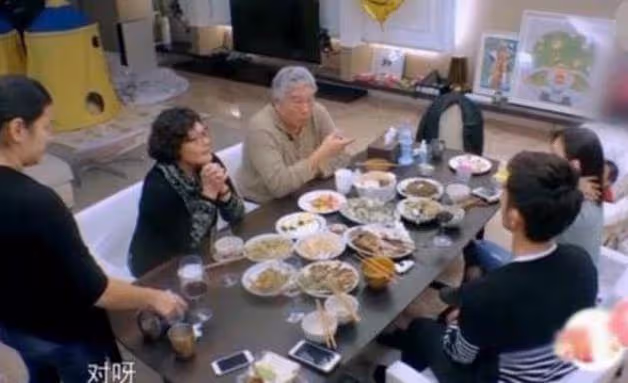 賈靜雯曬出自家豪宅,一共幾十坪,6口人都住這里,看過布置網友震驚:也太凌亂了吧