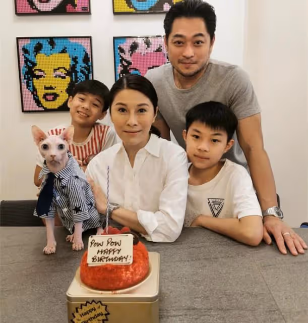 45歲黎淑賢坐遊艇出海,穿泳衣大秀身材,曲線完美不輸22歲準兒媳