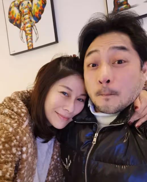 45歲黎淑賢坐遊艇出海,穿泳衣大秀身材,曲線完美不輸22歲準兒媳