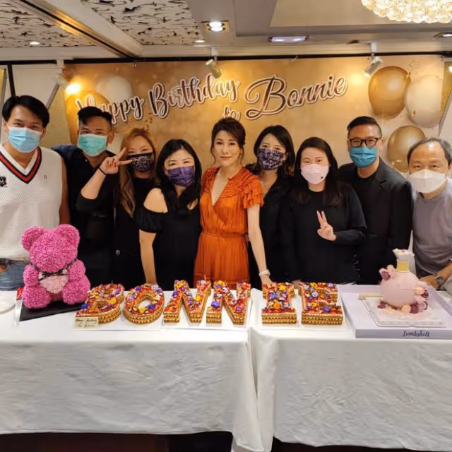 45歲黎淑賢坐遊艇出海,穿泳衣大秀身材,曲線完美不輸22歲準兒媳