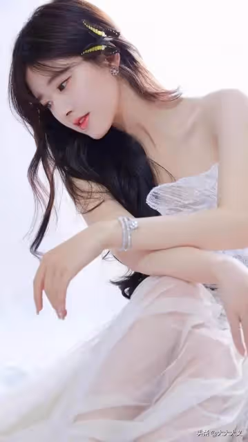 趙露思 緊身牛仔褲寫真 清純可愛 翹楚俏皮小女孩 讓人不得不愛