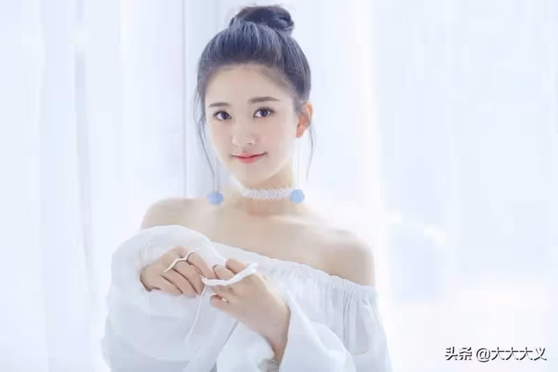 趙露思 緊身牛仔褲寫真 清純可愛 翹楚俏皮小女孩 讓人不得不愛