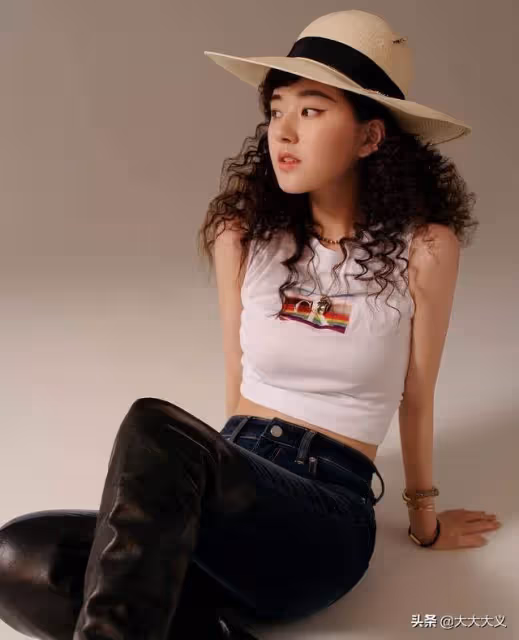 趙露思 緊身牛仔褲寫真 清純可愛 翹楚俏皮小女孩 讓人不得不愛