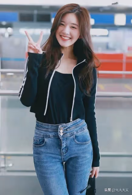 趙露思 緊身牛仔褲寫真 清純可愛 翹楚俏皮小女孩 讓人不得不愛