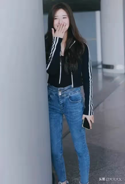 趙露思 緊身牛仔褲寫真 清純可愛 翹楚俏皮小女孩 讓人不得不愛