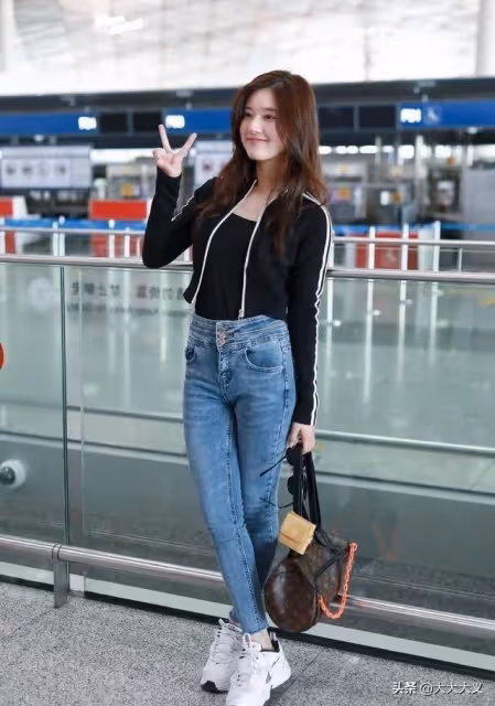趙露思 緊身牛仔褲寫真 清純可愛 翹楚俏皮小女孩 讓人不得不愛