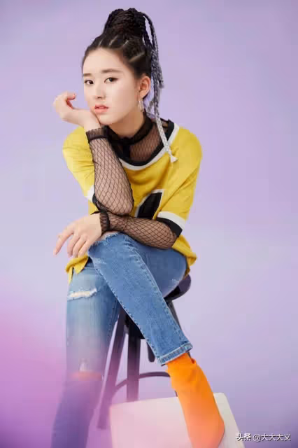 趙露思 緊身牛仔褲寫真 清純可愛 翹楚俏皮小女孩 讓人不得不愛