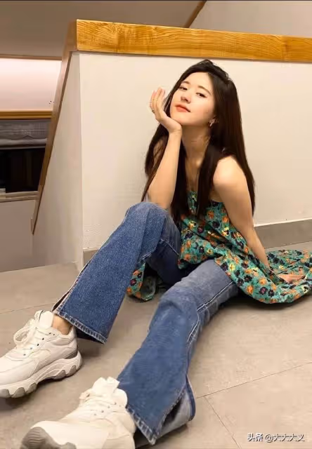 趙露思 緊身牛仔褲寫真 清純可愛 翹楚俏皮小女孩 讓人不得不愛