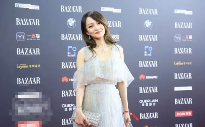40歲蔡依林和39歲張韶涵「同現」紅毯!只差一歲卻引熱議:一個似仙女一個似菲傭