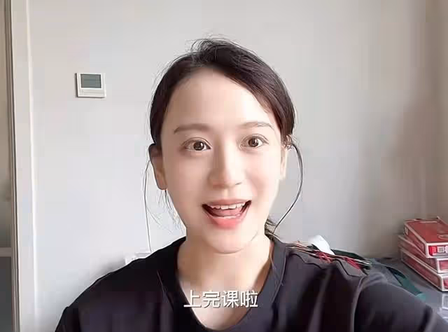 30歲女星官宣結婚懷孕!挺皮球肚產檢,與馮小剛傳緋聞老公成謎