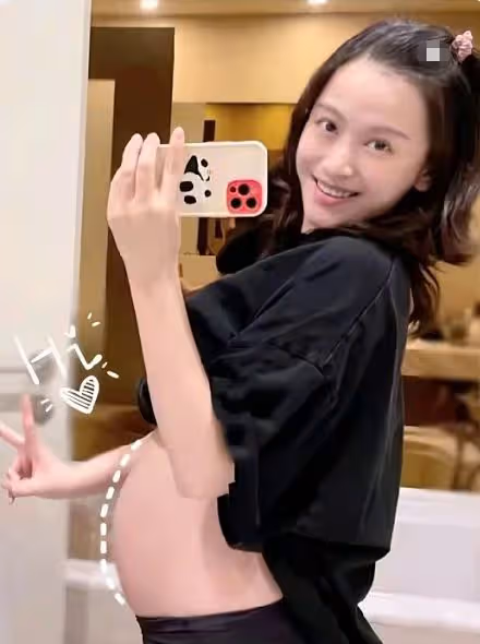 30歲女星官宣結婚懷孕!挺皮球肚產檢,與馮小剛傳緋聞老公成謎