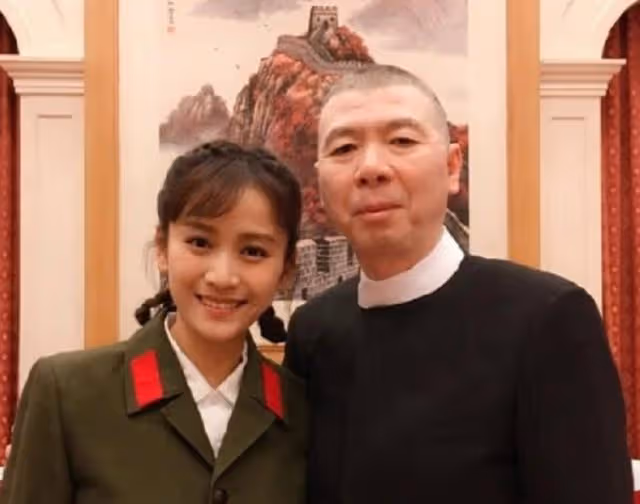 30歲女星官宣結婚懷孕!挺皮球肚產檢,與馮小剛傳緋聞老公成謎