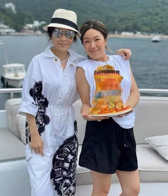 呂良偉嬌妻豪宅宴客,滿桌大魚大肉太豐盛,劉嘉玲戴百萬名表現身,網羨慕:太豪氣了