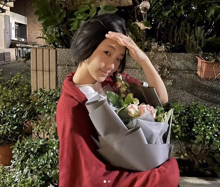 小S長女與梁詠琪拍電影!曬出殺青照好甜美,短髪造型和媽媽太像,網友:母女好似「復制黏貼」