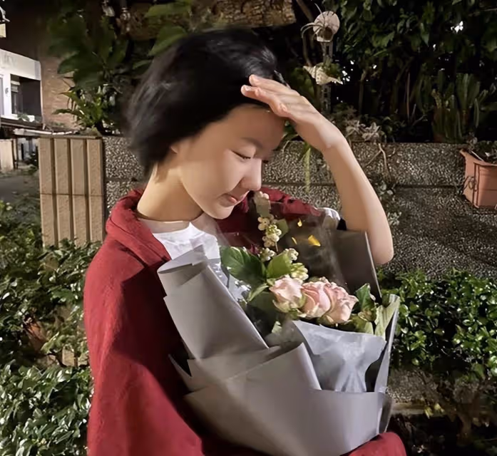 小S長女與梁詠琪拍電影!曬出殺青照好甜美,短髪造型和媽媽太像,網友:母女好似「復制黏貼」