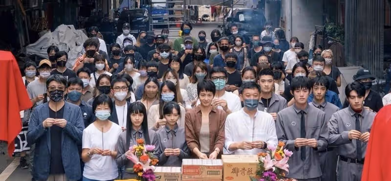 小S長女與梁詠琪拍電影!曬出殺青照好甜美,短髪造型和媽媽太像,網友:母女好似「復制黏貼」