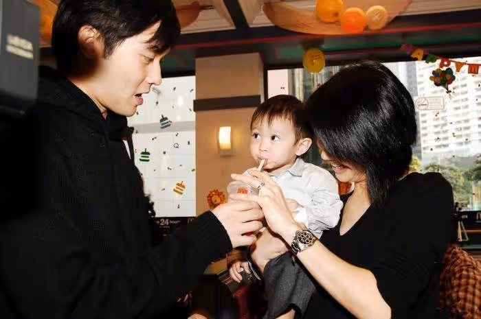 51歲生日!張智霖「和袁詠儀擁吻」慶祝 相愛30年「依然甜蜜如初戀」只是遺憾沒二胎
