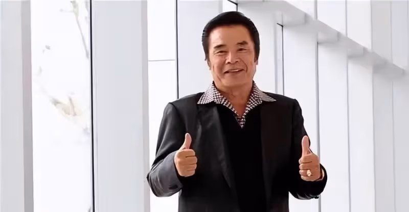60歲拿影帝，娶了6個老婆，最小才20多歲，每人一月「發7萬生活費」破產後全走了：現實版韋小寶