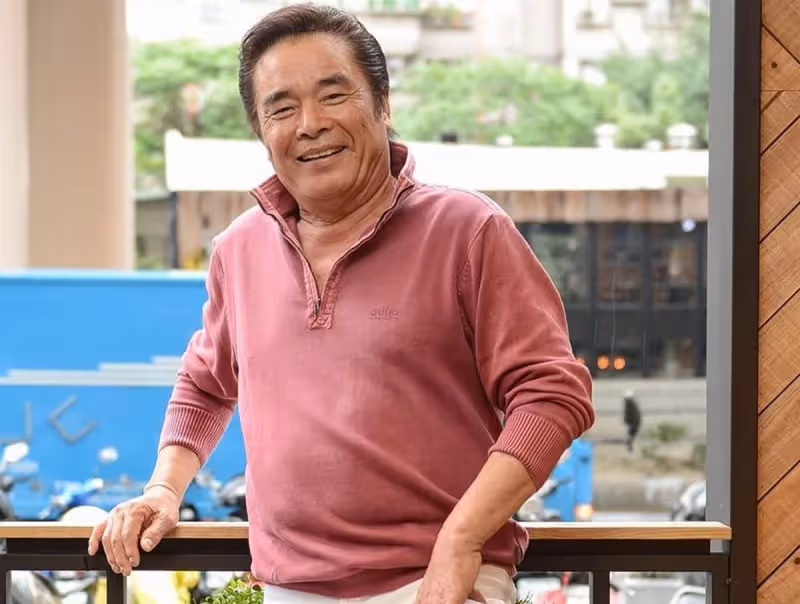 60歲拿影帝，娶了6個老婆，最小才20多歲，每人一月「發7萬生活費」破產後全走了：現實版韋小寶