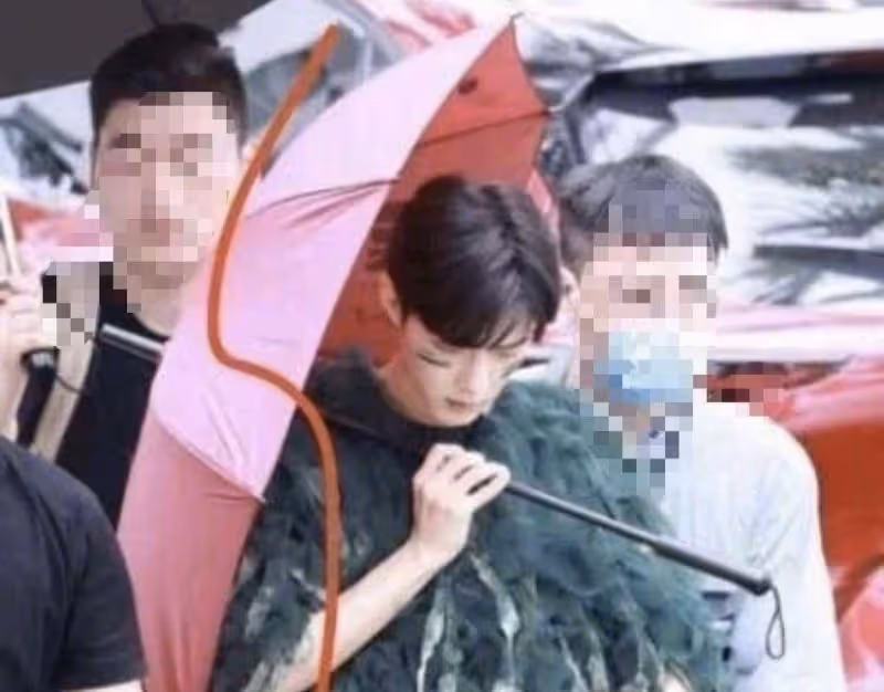 疑似肖戰新綜藝路透曝光，身穿「吉利服」現身，臉塗油彩顏值在線