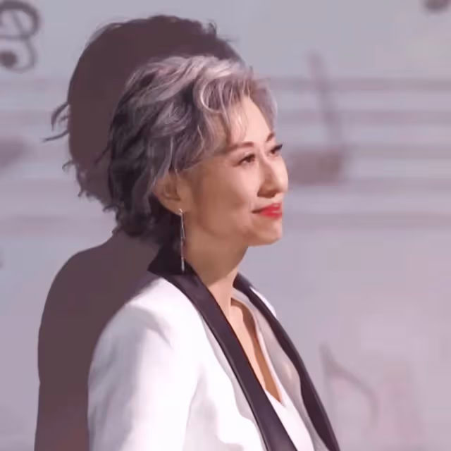 看了60歲葉倩文的穿搭,我發現:穿衣「不扮嫩」,從容老去才真美 !