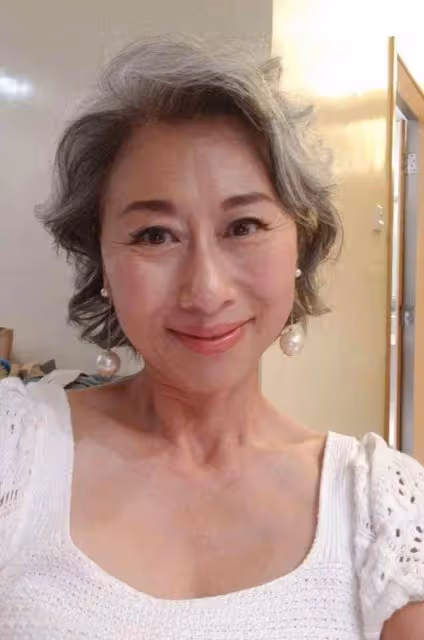 看了60歲葉倩文的穿搭,我發現:穿衣「不扮嫩」,從容老去才真美 !