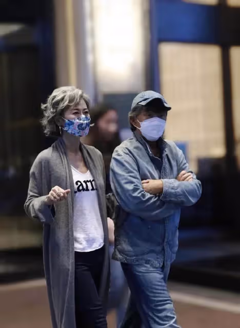 看了60歲葉倩文的穿搭,我發現:穿衣「不扮嫩」,從容老去才真美 !