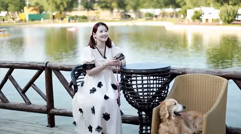周海媚單身生活過得瀟灑,55歲扎雙馬尾,穿泡泡袖公主裙,美得宛如小姑娘