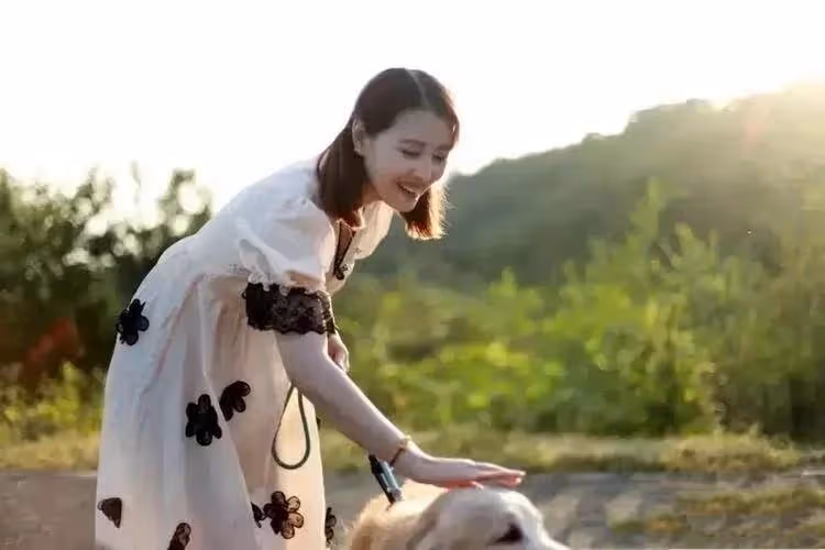 周海媚單身生活過得瀟灑,55歲扎雙馬尾,穿泡泡袖公主裙,美得宛如小姑娘