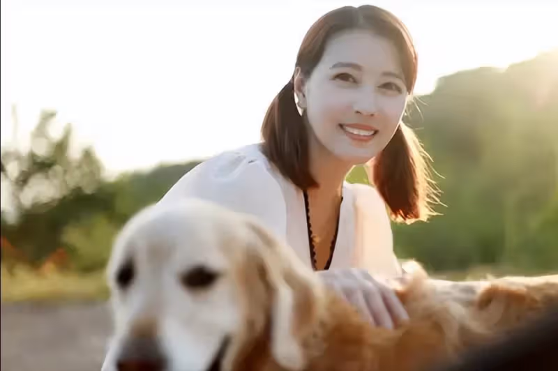 周海媚單身生活過得瀟灑,55歲扎雙馬尾,穿泡泡袖公主裙,美得宛如小姑娘