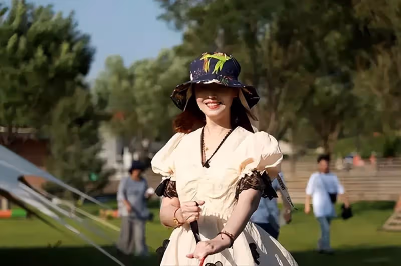 周海媚單身生活過得瀟灑,55歲扎雙馬尾,穿泡泡袖公主裙,美得宛如小姑娘