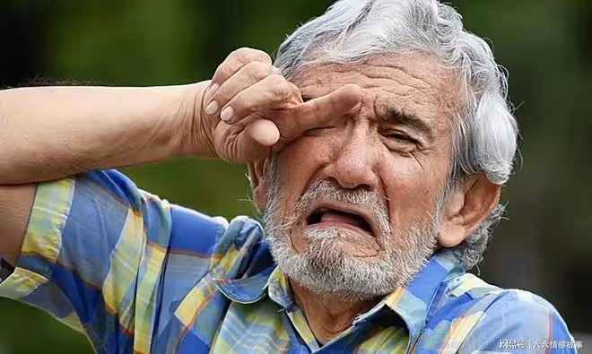 78歲老父親哭訴:被三個孩子爭著接去養老,我卻苦不堪言,難受