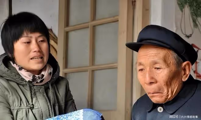 78歲老父親哭訴:被三個孩子爭著接去養老,我卻苦不堪言,難受