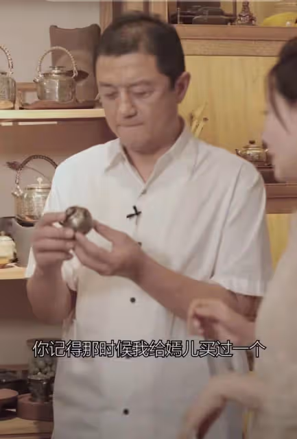 50歲李亞鵬談和李嫣父女情,出鏡頭髮稀疏頭皮盡顯,雙眼耷拉憔悴