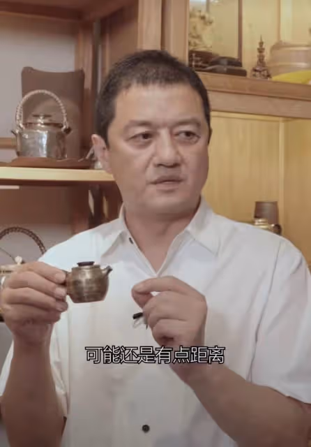 50歲李亞鵬談和李嫣父女情,出鏡頭髮稀疏頭皮盡顯,雙眼耷拉憔悴