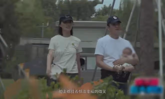 50歲李亞鵬談和李嫣父女情，出鏡頭髮稀疏頭皮盡顯，雙眼耷拉憔悴