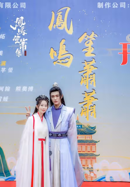曝富婆為圓夢找小鮮肉拍戲,開機時男方表情難看,同框年齡差明顯