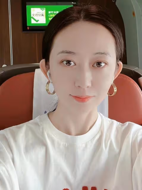 曝富婆為圓夢找小鮮肉拍戲,開機時男方表情難看,同框年齡差明顯