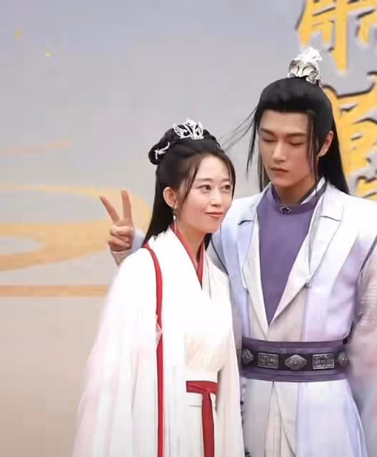 曝富婆為圓夢找小鮮肉拍戲,開機時男方表情難看,同框年齡差明顯