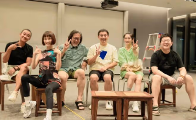 馬伊琍帶娃被偶遇,穿深V瘦到顯眼,吃百元平價餐廳低調排隊等位
