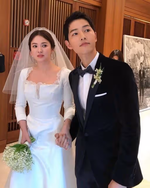 宋仲基參加妹妹博士畢業典禮 三兄妹顏值差距大