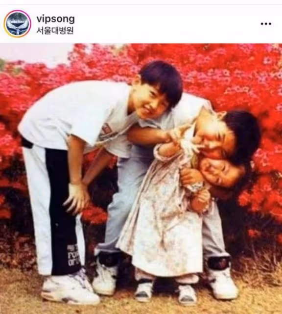宋仲基參加妹妹博士畢業典禮 三兄妹顏值差距大